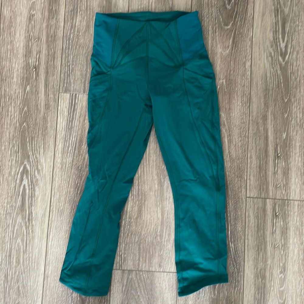 Size 6 high waisted cropped lululemon leggings.